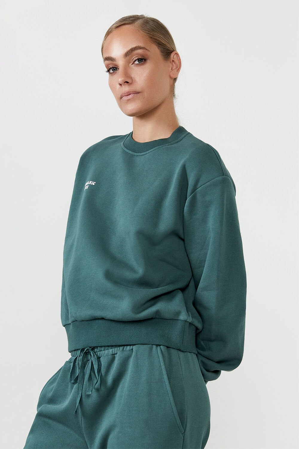 THE ORGANIC SHOULDER PAD SWEAT  in colour GREEN GABLES