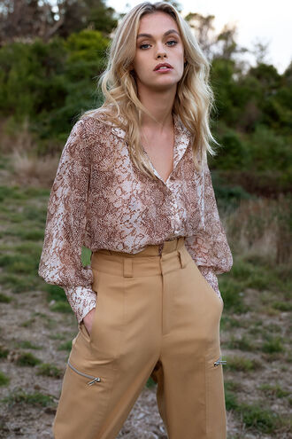 SNAKE SHEER SHIRT in colour PEBBLE