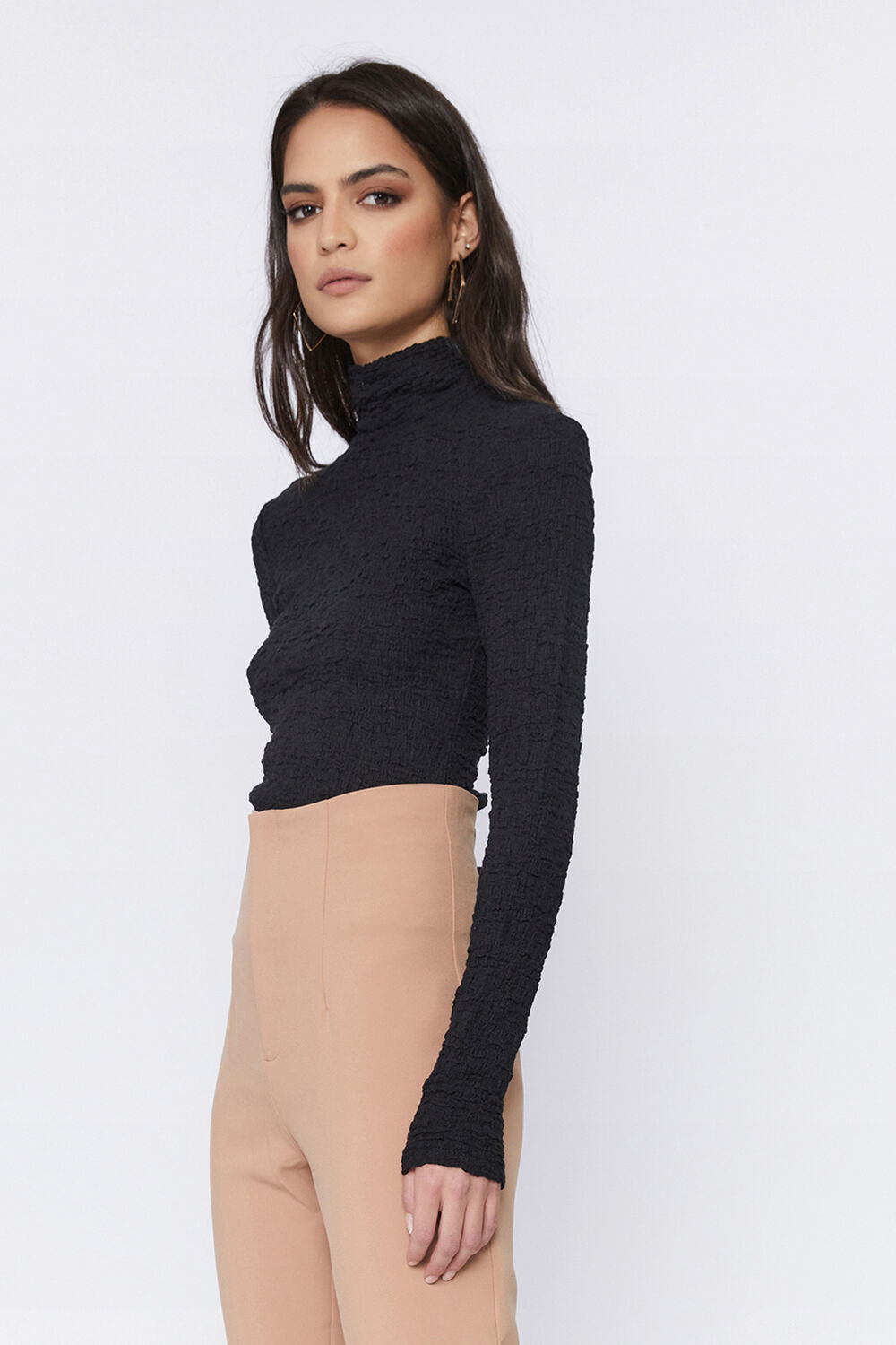 IZZY CRINKLE KNIT TOP in colour CAVIAR