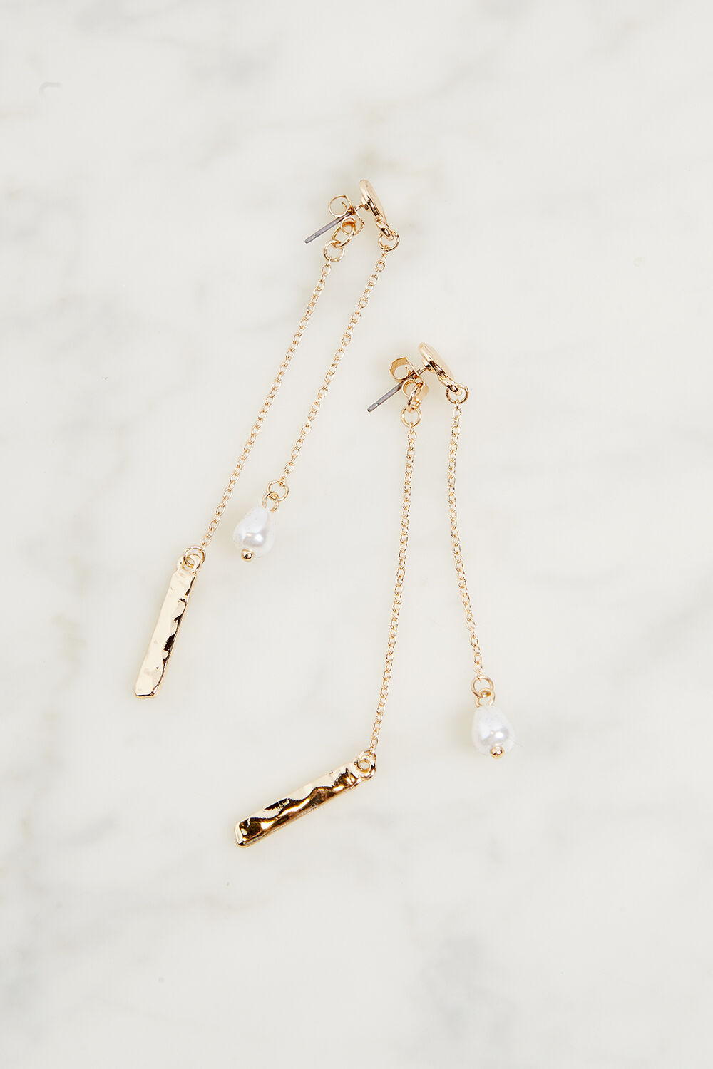 CHAIN AND PEARL DROP EARRING in colour GOLD EARTH
