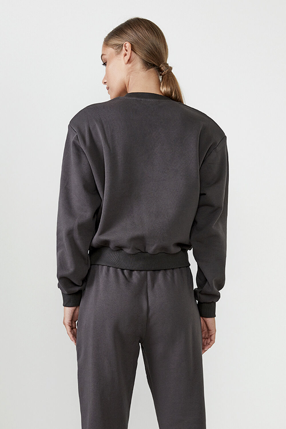 THE ORGANIC SHOULDER PAD SWEAT  in colour JET BLACK