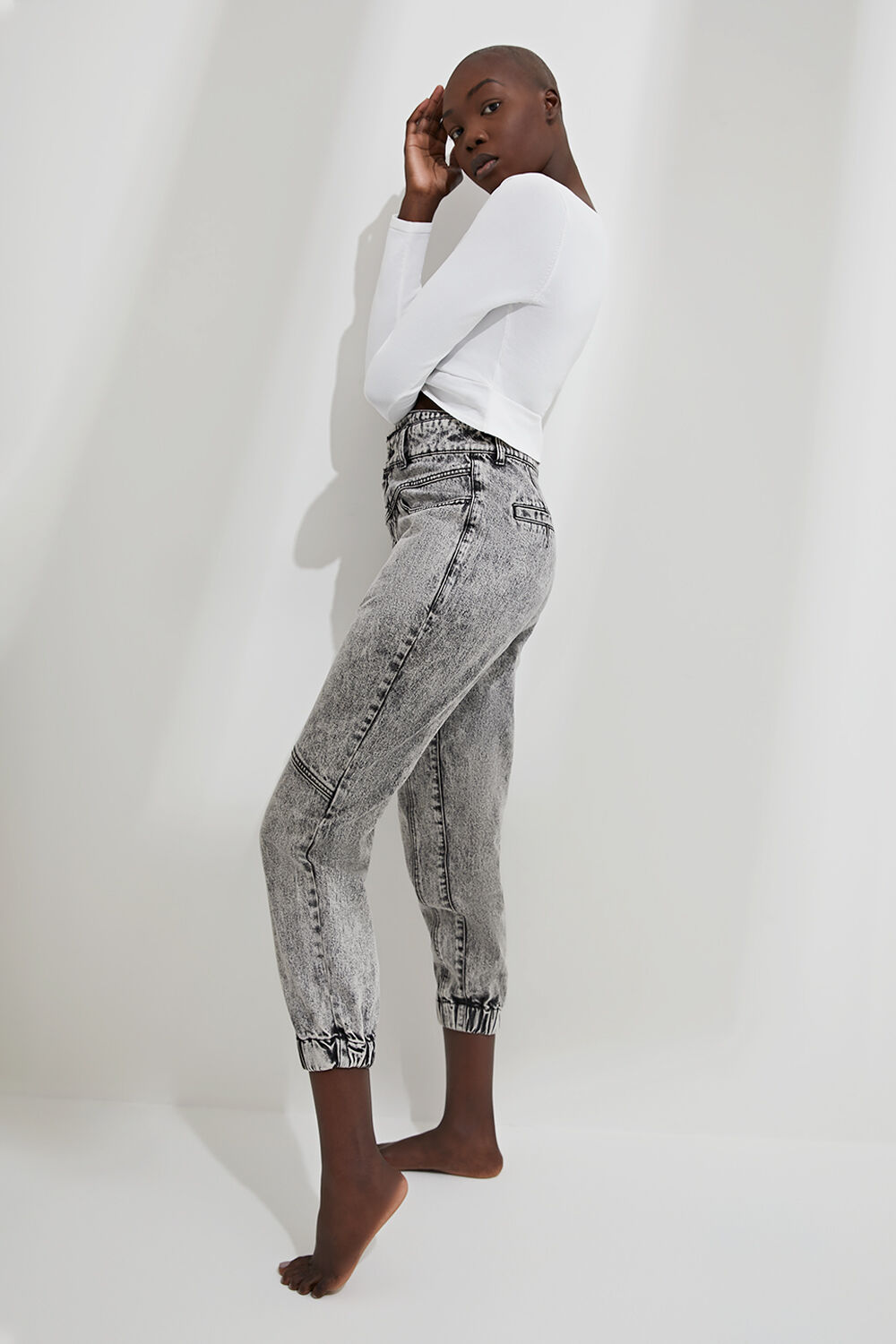 TWIST LONG SLEEVE CROP in colour CLOUD DANCER