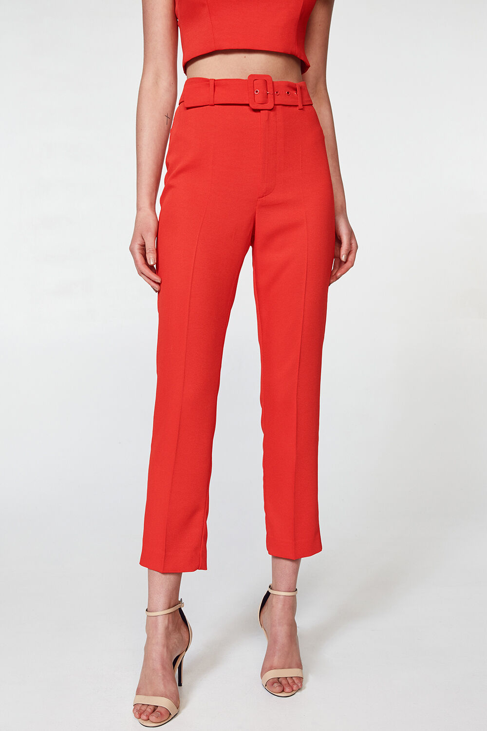 Combinar prendas de color rojo de forma elegante