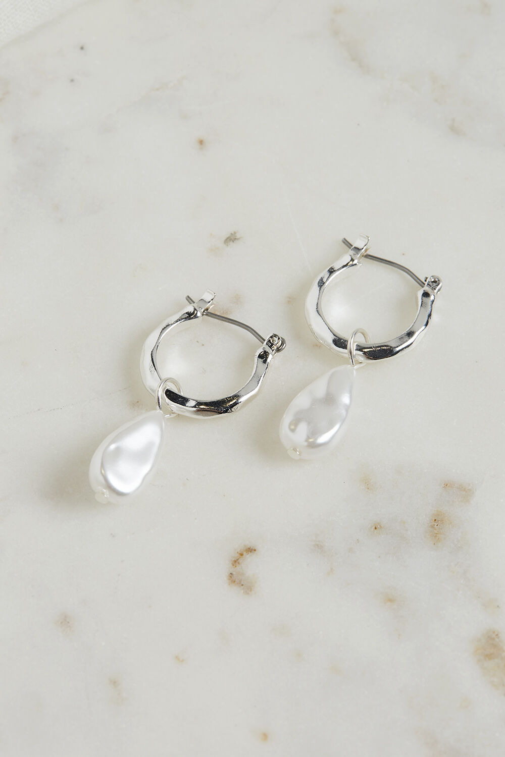 PEARL DROP EARRINGS in colour SILVER