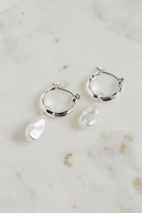 PEARL DROP EARRINGS in colour SILVER