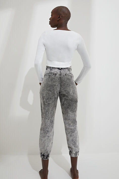 TWIST LONG SLEEVE CROP in colour CLOUD DANCER