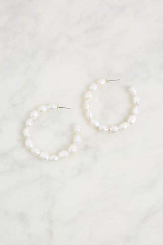 REAL PEARL HOOP EARRING in colour WHITE SAND