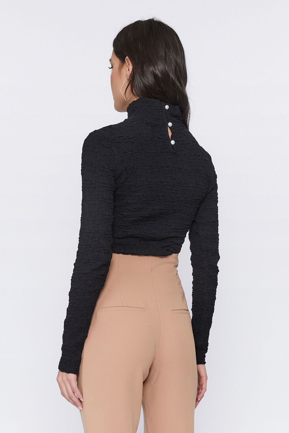 IZZY CRINKLE KNIT TOP in colour CAVIAR